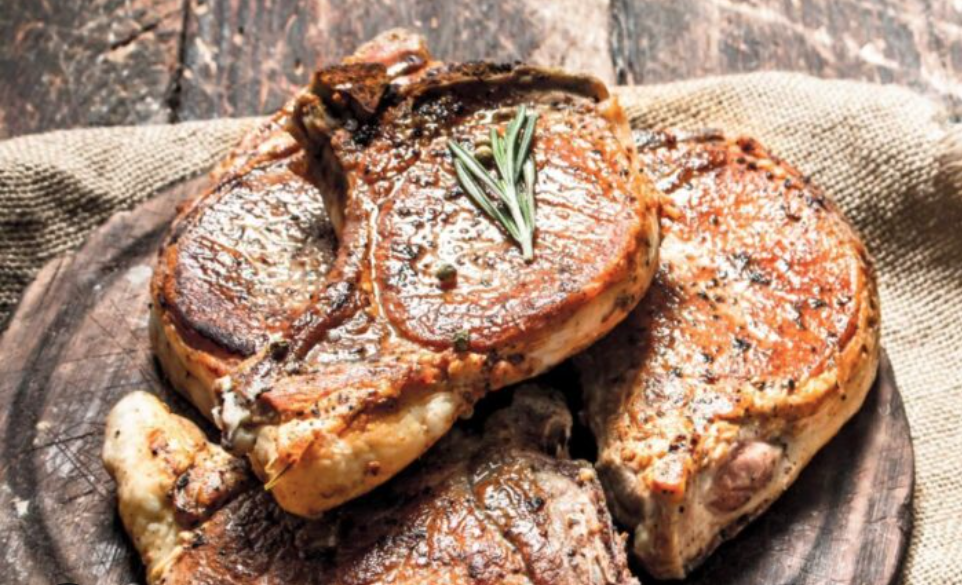 tirabeques del señorito con chuletas de cordero a la plancha